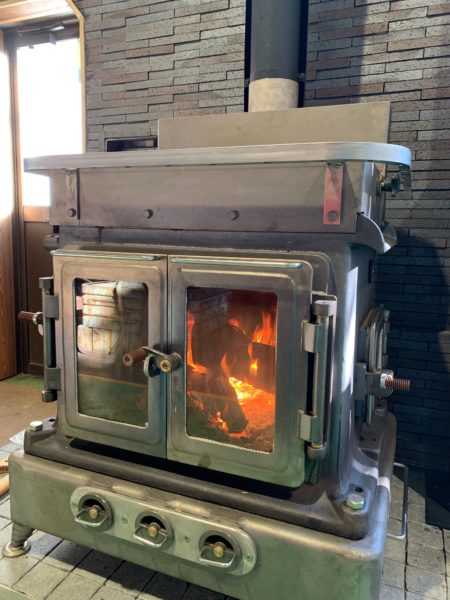 彈性模量，彈性模量越大，材料越不容易變形